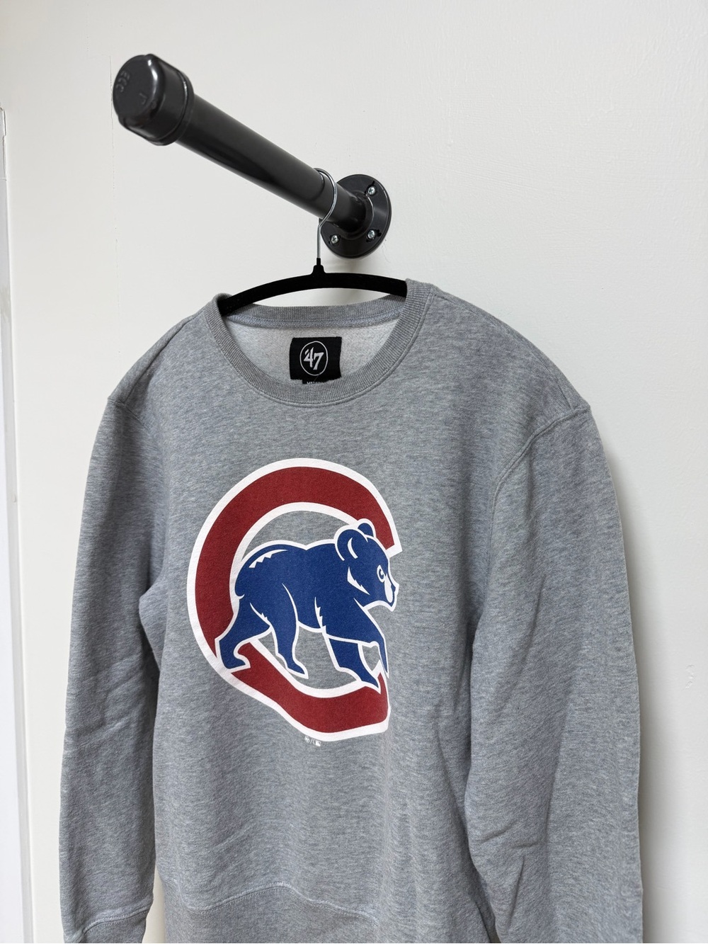 47 Men's Gray Crewneck Sweatshirt with Chicago Cubs Logo